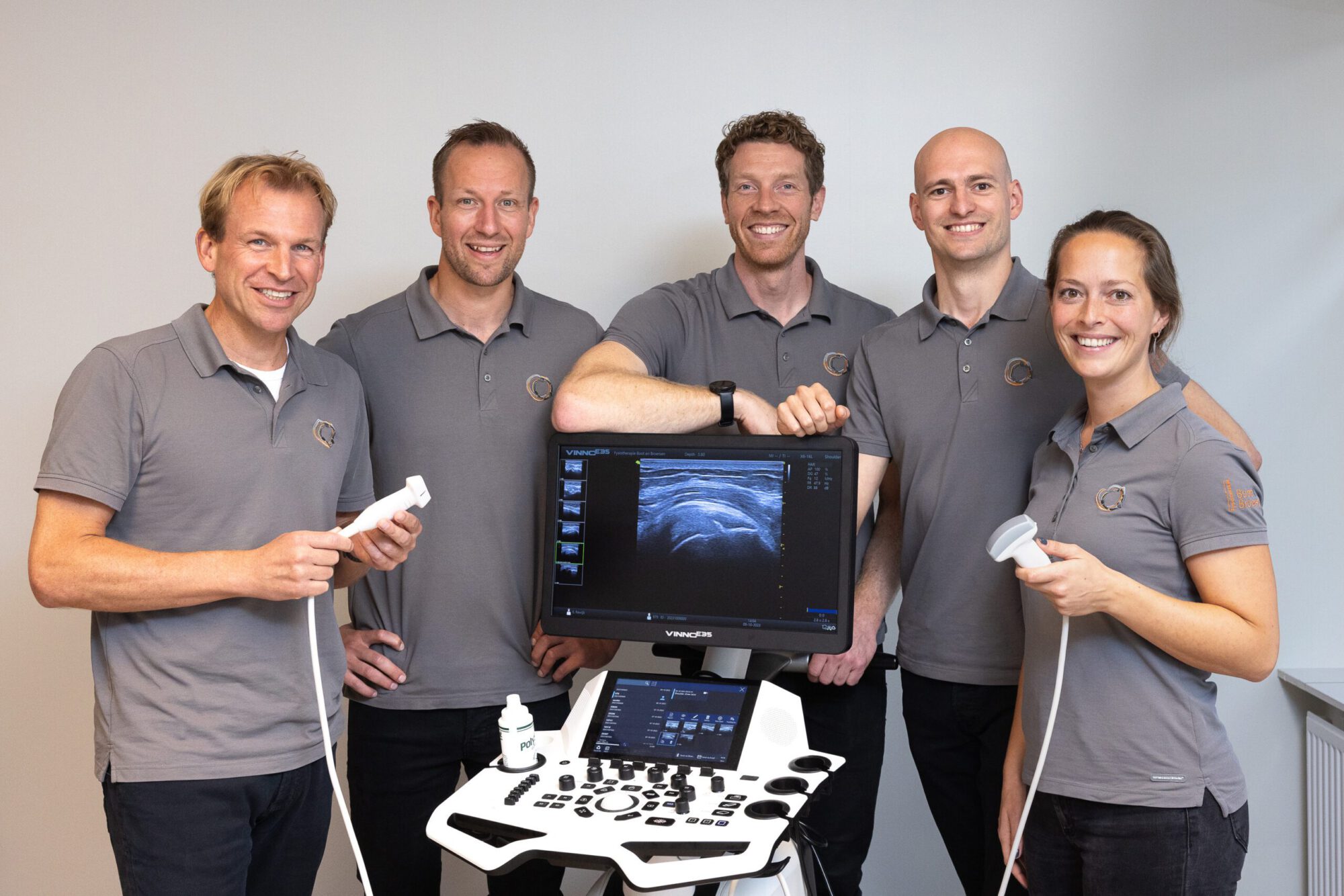 Fysiotherapeuten met echoapparaat